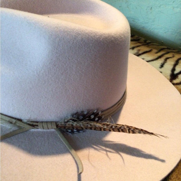 ! Host pick! 💕RARE Wyeth pale pink feather wool rancher - Picture 6 of 7